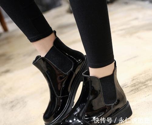  皮质：冬季这样的短靴穿着时尚又舒服，很多人都穿上了，你还在等什么