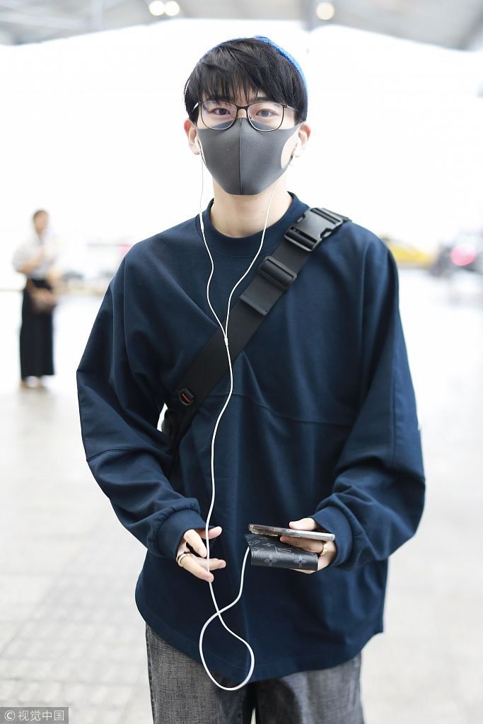 “鲜肉网红”费启鸣抱玩偶听曲一脸呆萌 安检遭“搜身”不影响心