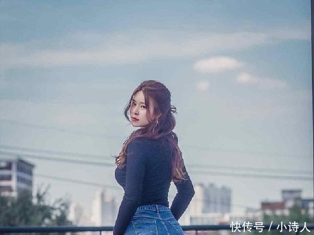 「优雅」牛仔裤小姐姐,身材苗条魅力十足,更显青春靓丽!