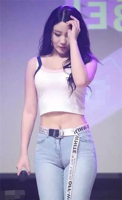 俏丽小姐姐，紧身牛仔裤太紧显勒痕，竟然还向上提