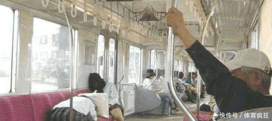 广东地铁上遇到这样穿旗袍的美女, 男子 要不要上去提醒下