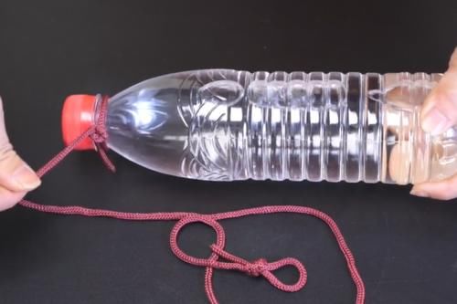  【自动关门】今天才知道，在门后面挂一瓶矿泉水，还有这么棒的作用，厉害了！