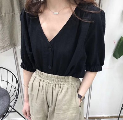 老婆换掉裙子还真更显嫩美，这样的休闲套装，惹的路人一步三回头