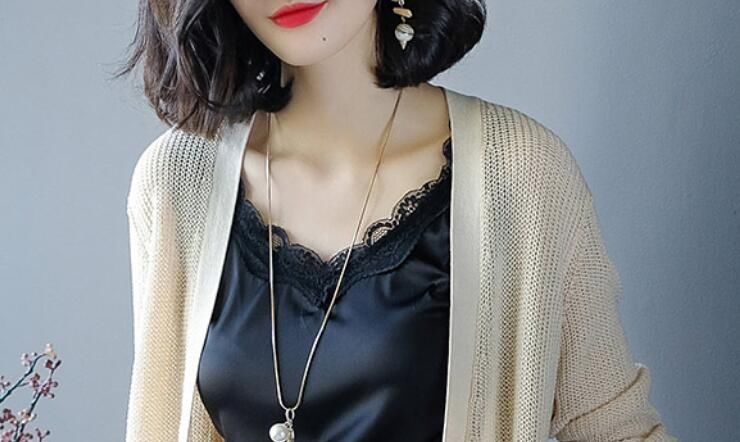 上海女人就是会穿，开衫搭小背心直接穿出门，洋气减龄有活力，美