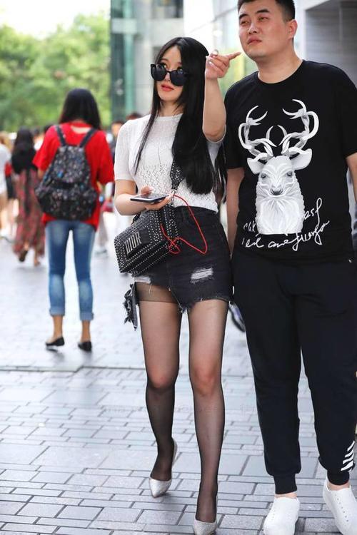萝莉姐姐短裤配高跟鞋丝袜, 和男友当街秀恩爱