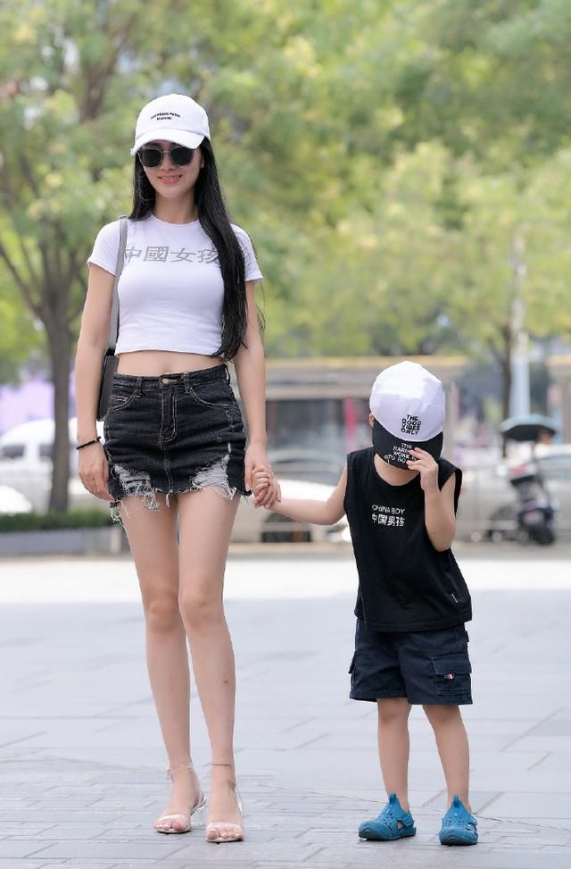 时尚辣妈，简单的T恤穿出傲人的上围，明显更有女人味了！