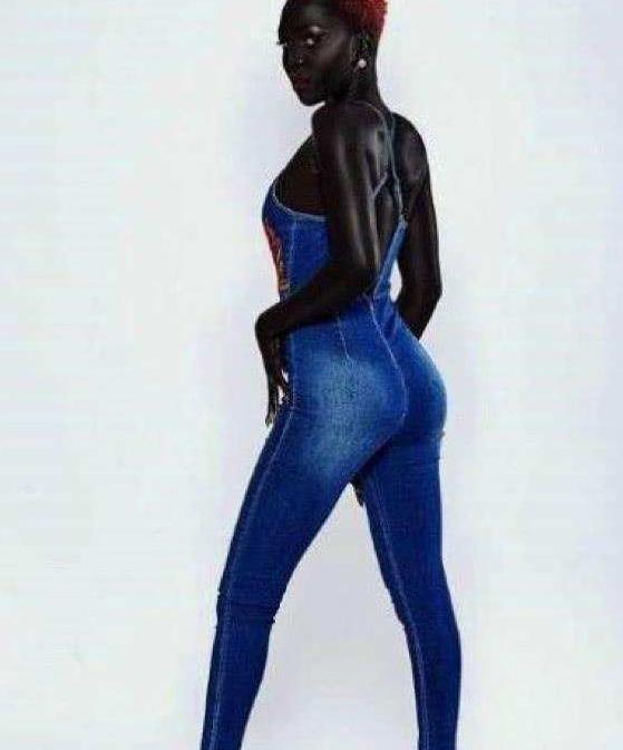 她被誉非洲“最富”超模, 身材曲线完美, 网友: 可惜黑得看不清