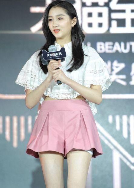 关晓彤 裙子太短一直用手盖,旁边吴磊表情亮了!