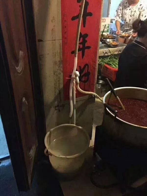 网曝雅儒路一螺蛳粉店用空调水泡粉!?店主回应“被误读”，记者赶