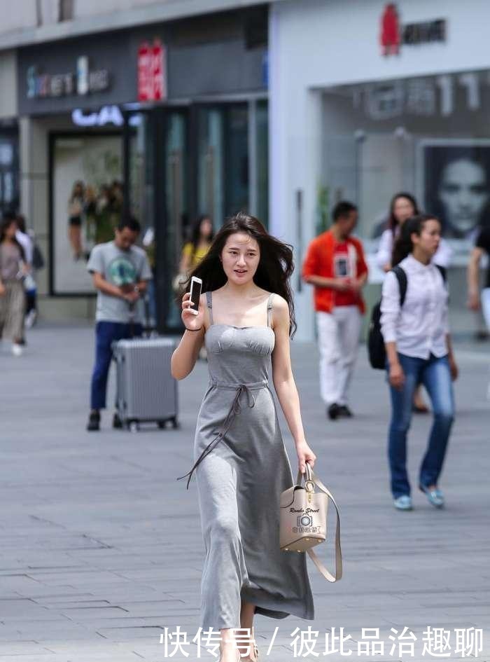  #尽显#少妇一袭长裙，眼神犀利，尽显干练利落