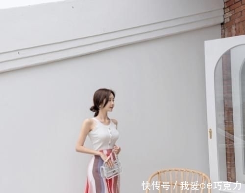 『女神』孙允珠:霓光粉系无袖休闲裙,彰显女神的大气时尚,网友:美翻了