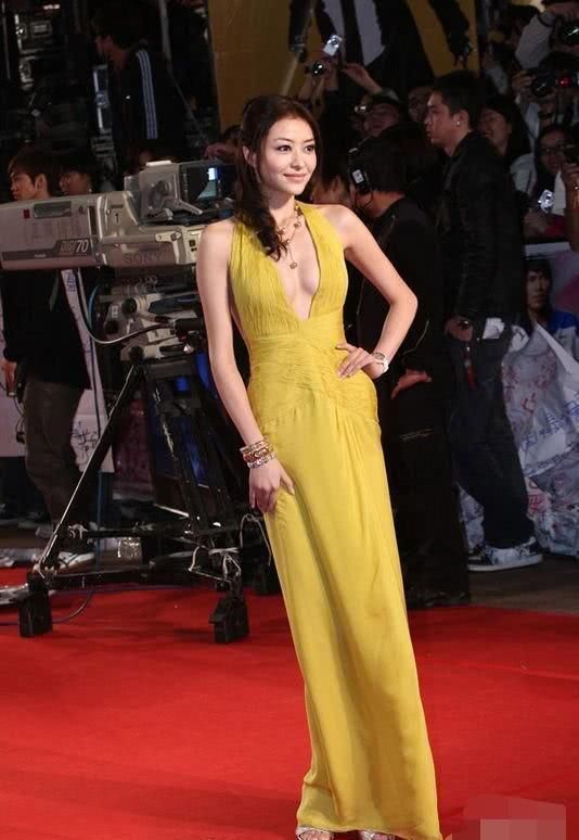 【 作用】穿黑色抹胸鱼尾裙真是太美了，熊黛林不愧是女神