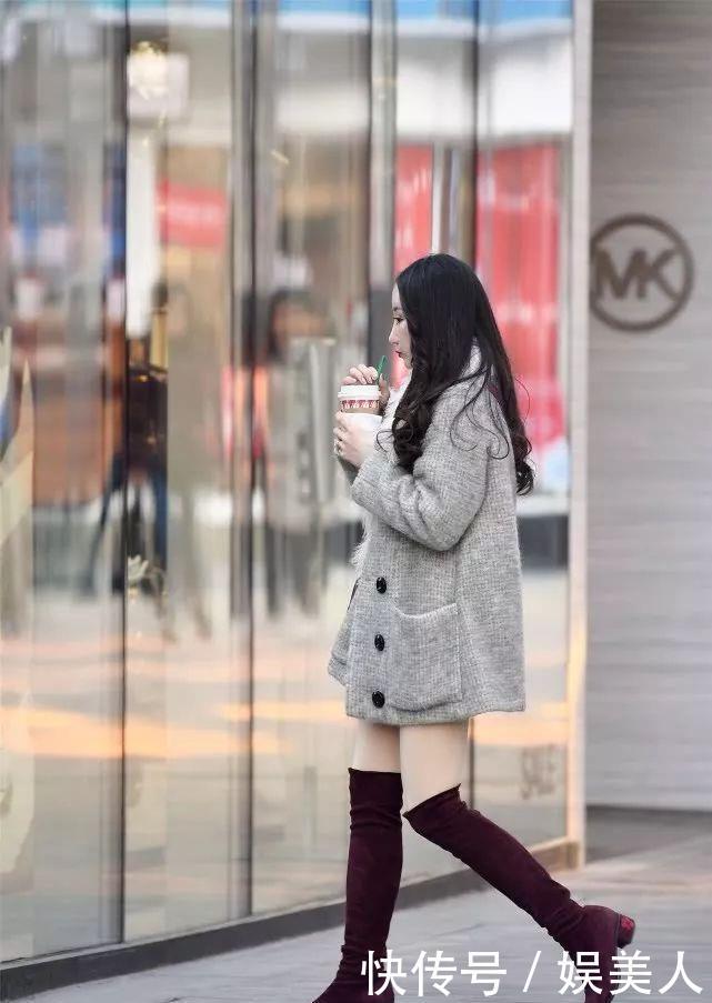 喜欢■街拍：姑娘在冬天很喜欢穿着长靴出行