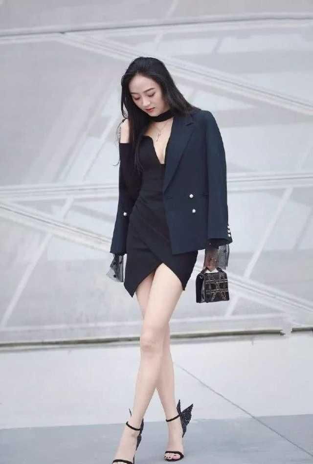  「喇叭裤」街拍: 靓女白色喇叭裤搭配高跟鞋, 很有女人味