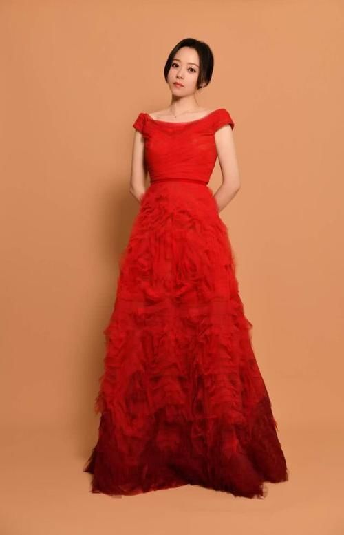 【 穿着】一袭深V到胃高调秀身材，路人看了都要转粉，35岁张靓颖衣品开挂