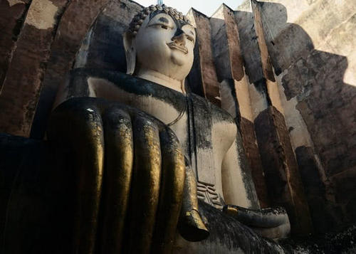 泰国寺庙中非常神秘的一座佛像，唯一的开眼佛像，错过十分可惜