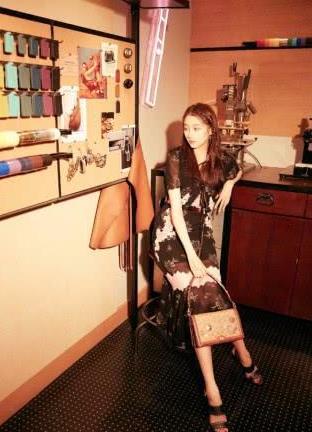 关晓彤黑色低领薄纱裙仙气满满，胸口隐隐露出粉色，好诱惑