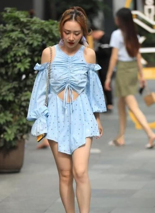 气质:街拍:秀丽端庄的美女,一件白色上衣配黑色裤子,魅力气质十足