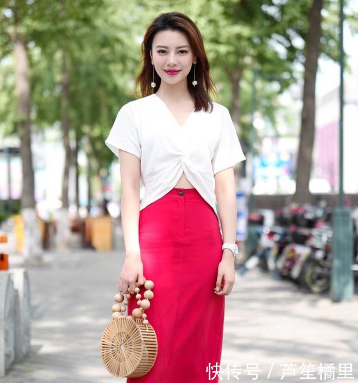 「 仙气」小姐姐穿出仙气十足的女神范，街拍：优雅的白色V领雪纺衫