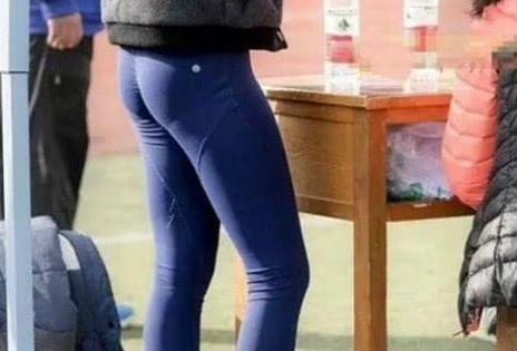 搭配打底裤要“谨慎”勒出“三角区”尴尬了，尽管它修身又有型