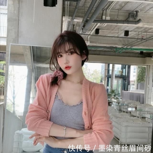 「种款式」简洁的现代感配搭,雅致气质女生的平时穿衣搭配示范性,显年轻溫柔又时尚潮流