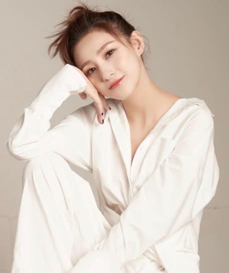 央视主持人，被评为“世界杯最美”女主持，一双大长腿十足抢镜