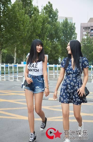 和女儿一起穿帆布鞋 张咪：活成每个女人都想要的样子！