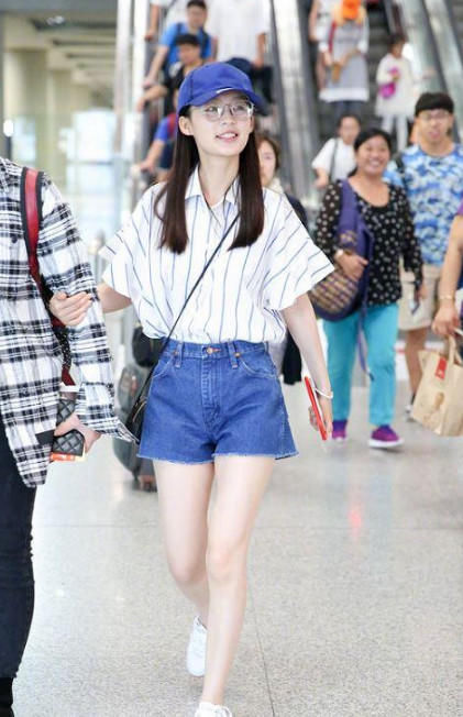 有一种短裤叫李沁的短裤，短到不能再短，一般女生不敢轻易驾驭!