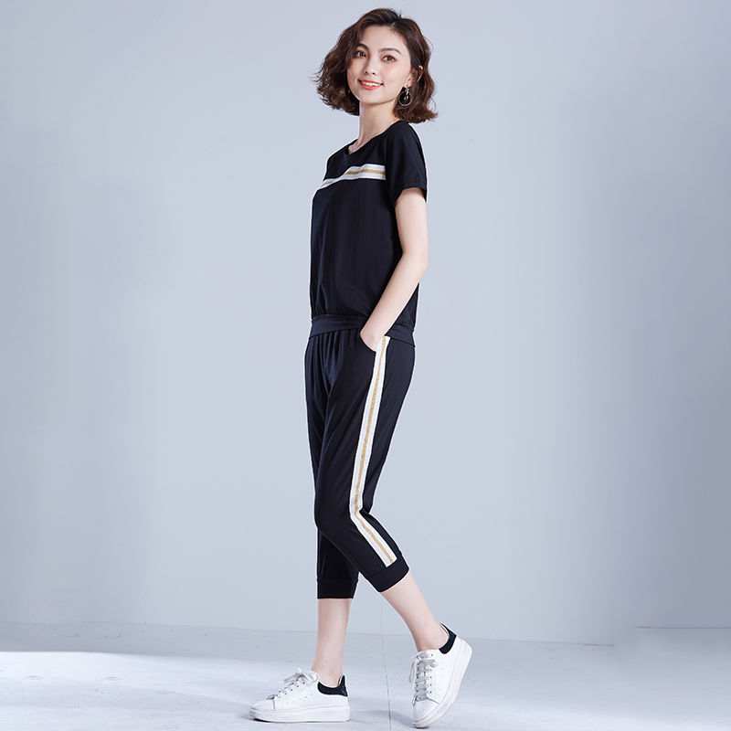 老婆旅游从不穿裙子!穿套装比裙子美腻太多了，怎么看都美