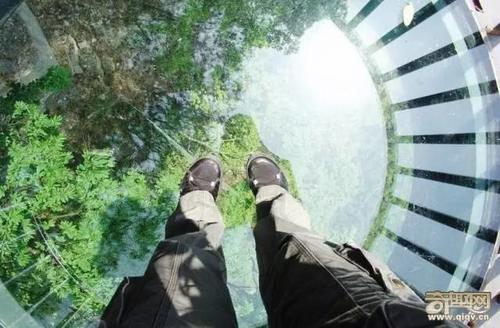 世上最长全透明玻璃桥开放!美女吓尿说：谁背我过去，就嫁给他！