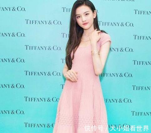 32岁的杨幂穿粉色裙，撞上20岁宋祖儿，原来长相比年龄更重要