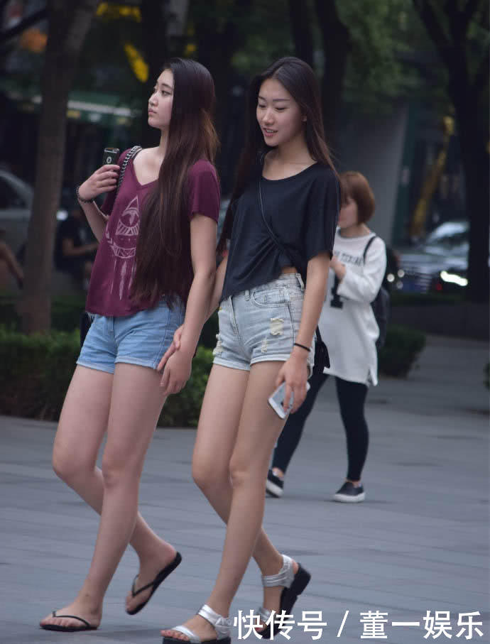 偶遇两位高挑的性感小姐姐，皮肤白身材好，两位姿色不凡小姐姐一