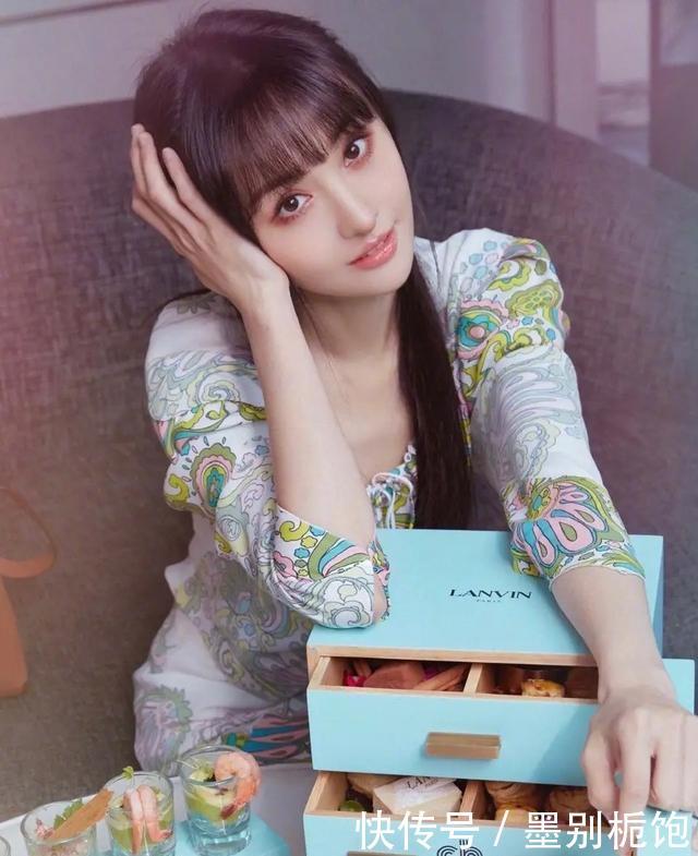 直发:郑爽真是特别的存在,稍微胖点就变美,穿碎花配黑直发美出新高度