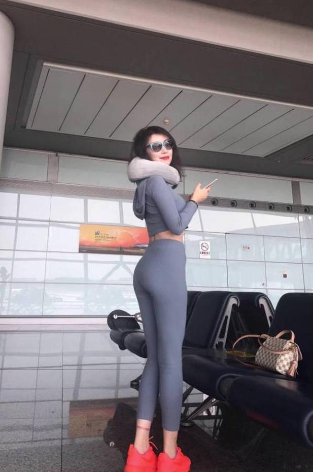 街拍：公园里安静的小姐姐，气质清新又动人，包身效果很赞!