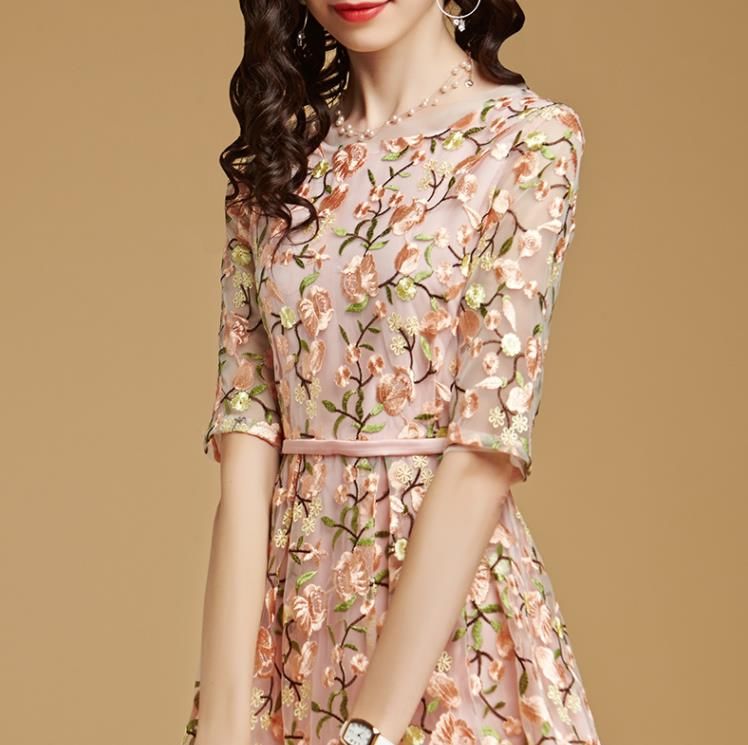 51岁大嫂真会穿!专挑“欧版”A字裙+踝鞋，美的让人措手不及