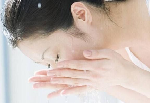  精华液：天天敷面膜也没用？敷面膜做对4件事，让你冬季补水效果翻倍！