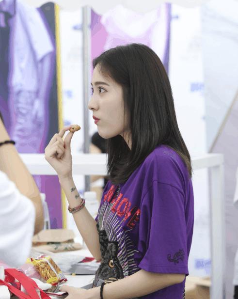 路人街拍：小姐姐穿衣很个性，路人都说美女与野兽的组合！