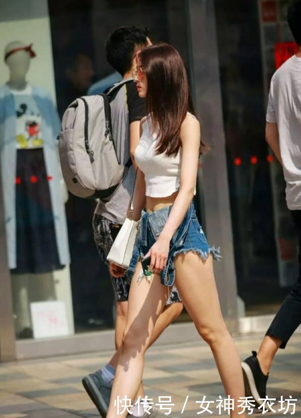 小姐姐穿着抹胸的连体短裤，给人一种若隐若现的朦胧美