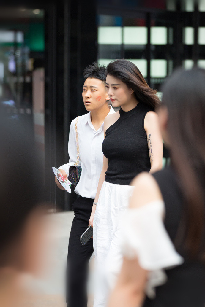 重庆街拍：舒适宜人随性简约的穿搭，让你魅力倍增！