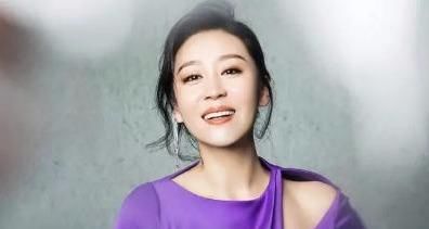 【设计】有一种媚而不妖,叫“苗木基地穿束腰裙”,单露一只肩,现代感满满的