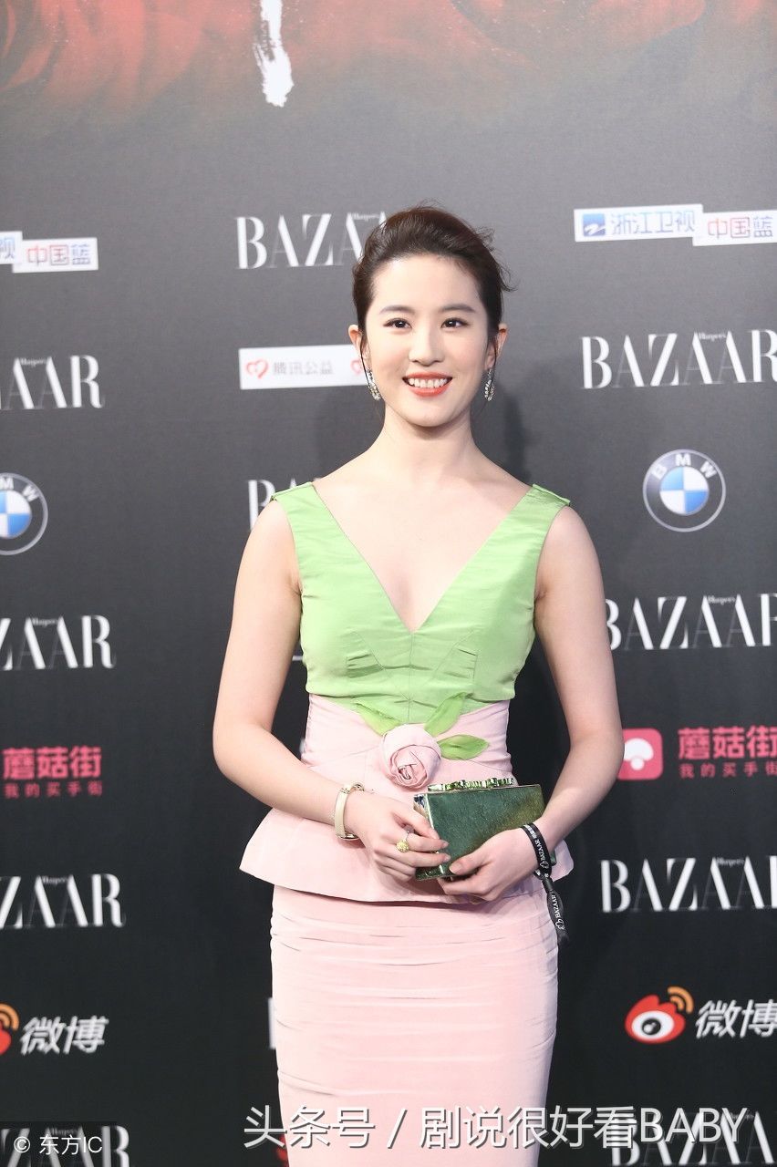 刘亦菲粉红配率连衣裙，小个子也能穿出大长腿，网友:女人味十足