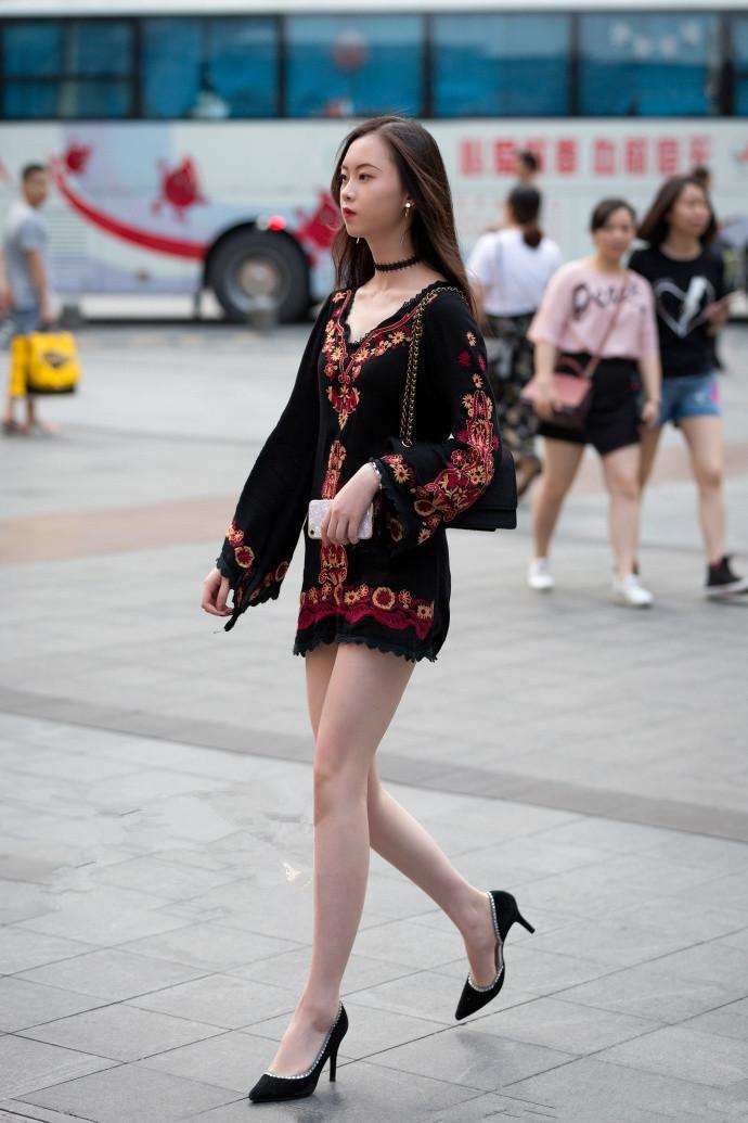 重庆街拍，姿态优美的连衣裙美女，气质十足，满满的女人味！