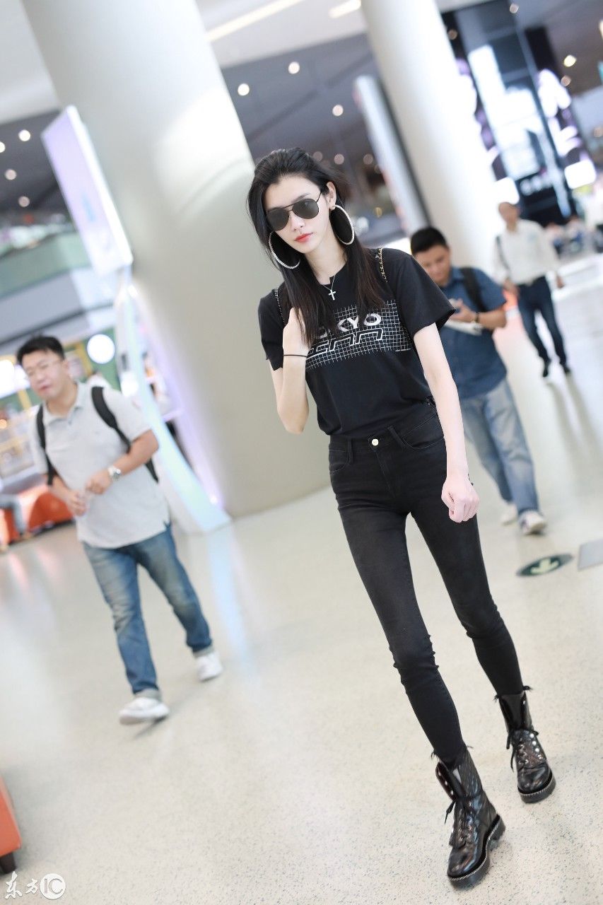 奚梦瑶现身上海机场，紧身裤秀出胯部 网友:大耳环第一次见!