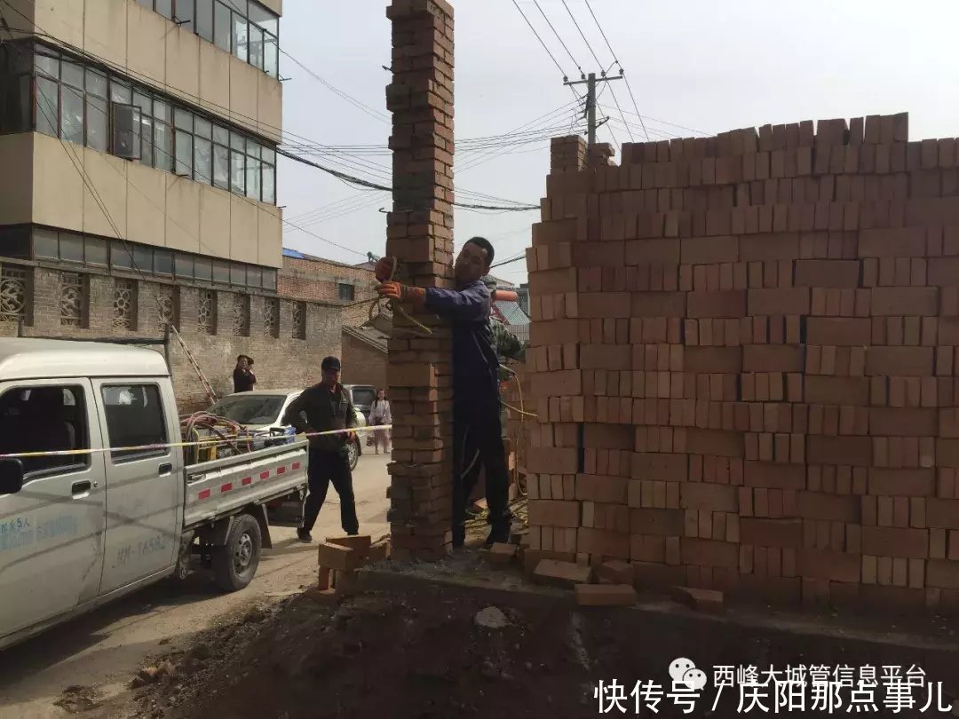 动真格，零容忍！庆阳一违法建筑私占公共道路被强拆，现场曝光！