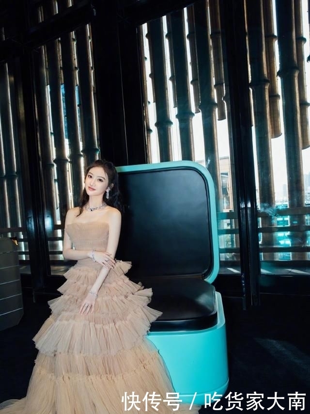 「璀璨」景甜一袭裸色抹胸层叠蛋糕裙甜美又性感,搭配璀璨珠宝闪耀又梦幻