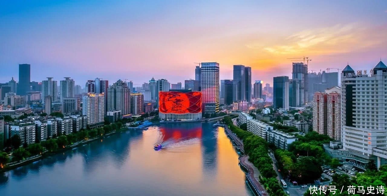 中国中部地区唯一特大城市，人口超千万，经济破万亿