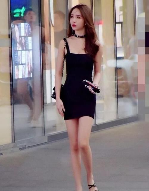 『美女』街拍:皮肤白皙的美女,一条黑色的连衣裙,时尚优雅气质十足