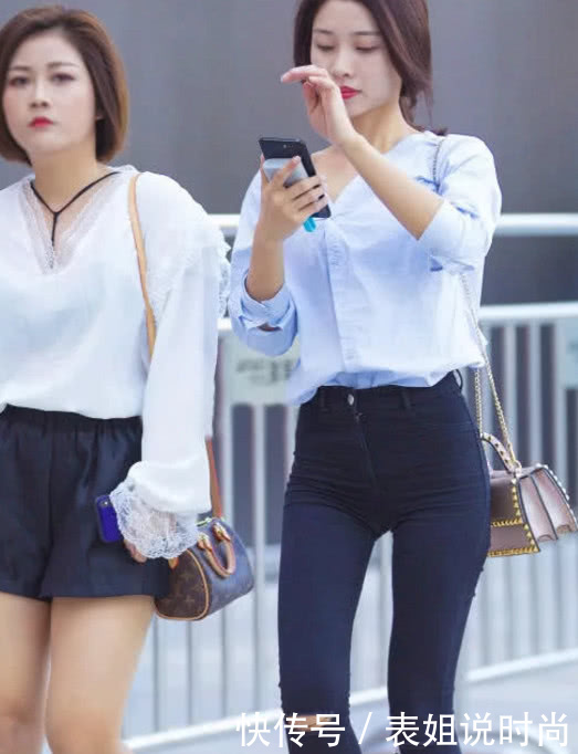 这位小姐姐本身就有着骨感美，再搭配上这件牛仔裤，走起路来风度