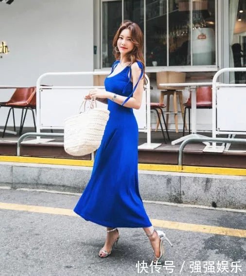 网红小姐姐一身蓝色连衣裙拍写真,俏皮可爱的样子有点小明星范儿