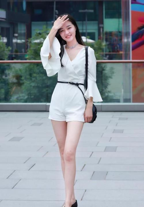  美女：潮范儿女神来了，街拍：气质大方的美女，一件黑色外套配黑色牛仔裤，时尚大气风范